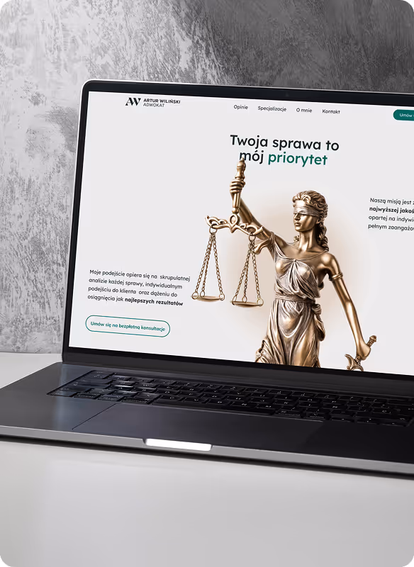 Ekran laptopa z witryną prawnika Artura Wilińskiego z sentencją Twoja sprawa to mój priorytet i rzeźbą Temidy trzymającej wagę.